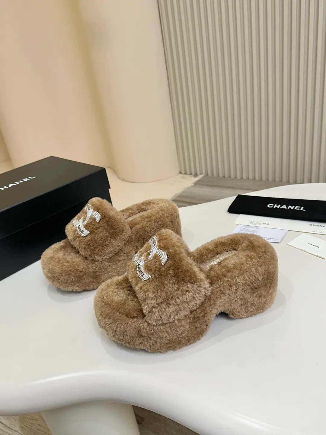 👟👟Ex-factory price 480👟👟 Chanel CHANEL thick-soled fur flip flops｜Finally waited for this pair of celebrity show style same style🧚♀️ The upper is covered with soft and waxy lamb wool, with classic double C diamond buckle👟👟The texture is full of texture. As soon as you put it on, your sense of luxury will instantly soar. The inner lamb wool fabric is as comfortable as stepping on clouds☁️ Thickened rubber soles, 8cm at the heel, 6.5cm at the forefoot, with raised bars, easy to wear with long legs~ The wedge heel design is super easy to walk, lazy and fashionable. It is very elegant for daily outings and date wear. It is a must-have and versatile artifact for this autumn and winter, waiting for you~ #chanel slippers #Celebrity Style #Advanced Wearing Fabric: Lamb 🐑 Wool Lining: Lamb 🐑 Wool Feet: lamb 🐑 hair Outsole: wear-resistant and non-slip rubber outsole Size: 35–40